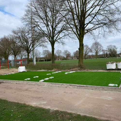 Kunstgras speelvloeren 87 De aanleg van een pannakooi met kunstgras bij de Hapse Boys. Hier is gekozen voor vezellengte 40 mm. zodat er met voetbalschoenen op gespeeld kan worden
